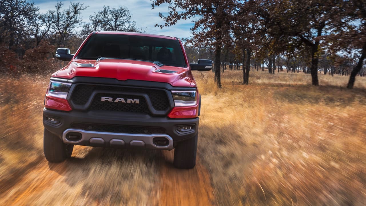 En materia de diseño la Ram 1500 2019 
<b>pierde los guardafangos separados</b> del resto del conjunto frontal que la habían caracterizado desde la introducción de su segunda generación en 1993, cuando se le conocía como Dodge Ram, y que la distinguía de cualquier otro camión.