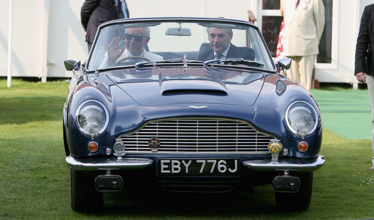 <h3 class="cms-h3-H3">Carlos</h3>
<br>
<br>El auto favorito del príncipe Carlos, el primero en la sucesión del trono, es este
<b>Aston Martin DB6 Volante de 1969</b> que recibió como obsequio de su madre en su cumpleaños 21. Carlos adaptó el vehículo, que aún posee 49 años más tarde para que funcionara con bioetanol como combustible.