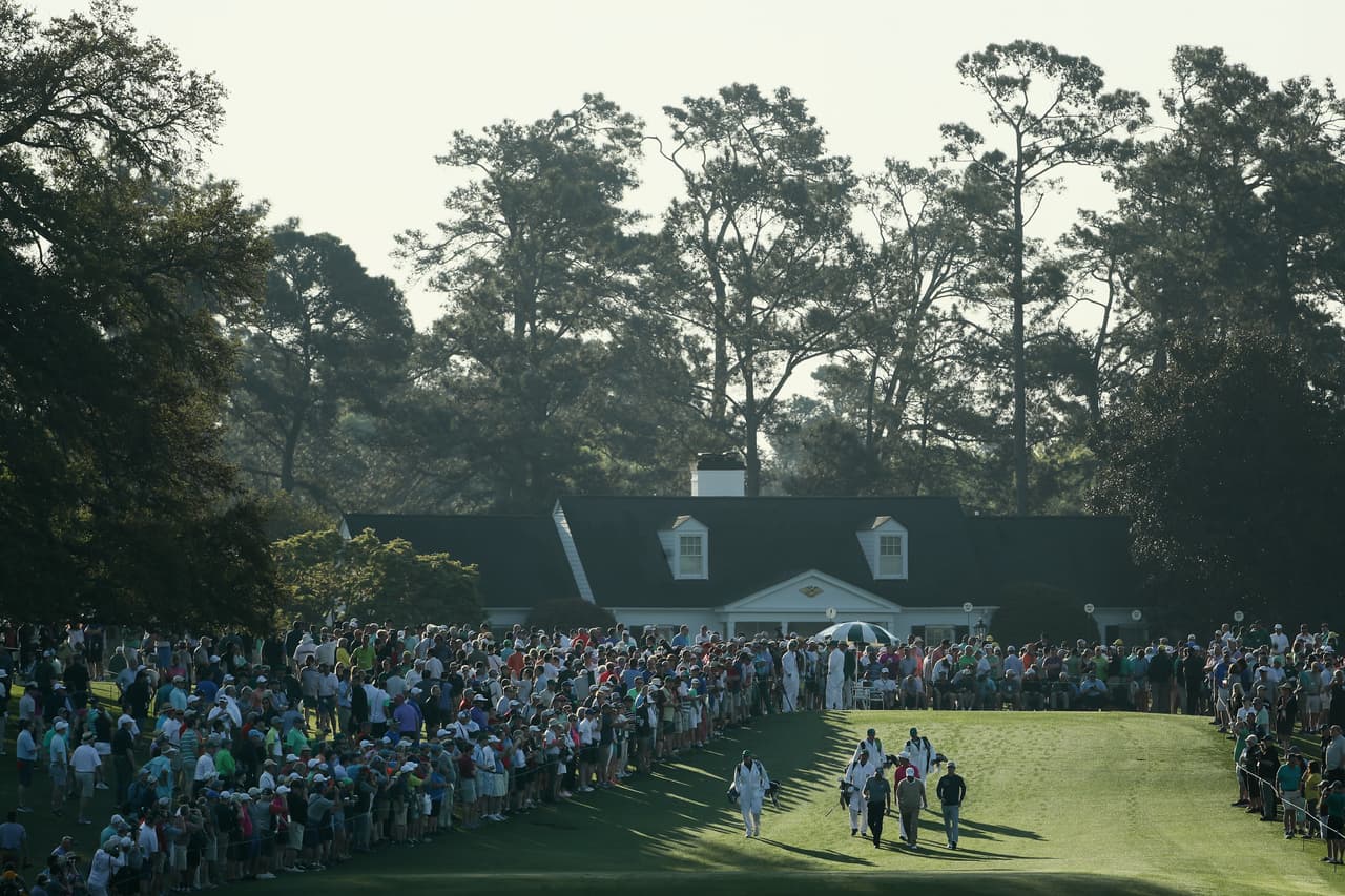 La fiesta del Masters de Augusta dejó bellas postales de los paisajes y el colorido en el Augusta National Golf Club, escenario testigo del segundo día de prácticas del torneo grande del golf mundial.
