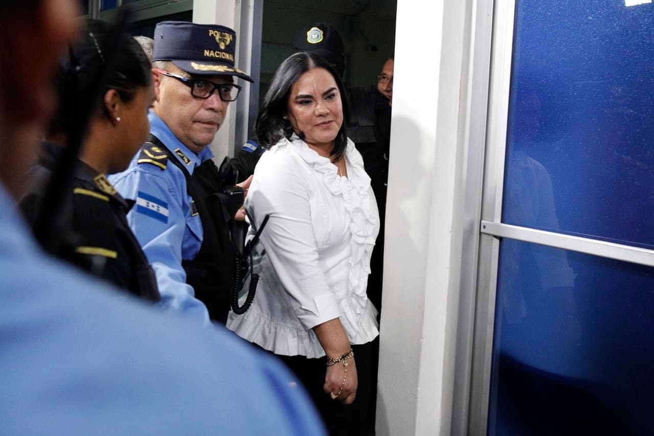 La exprimera dama hondureña Rosa Elena Bonilla de Lobo abandona el tribunal después de su condena por cargos de corrupción en Tegucigalpa, Honduras, el martes 20 de agosto de 2019.