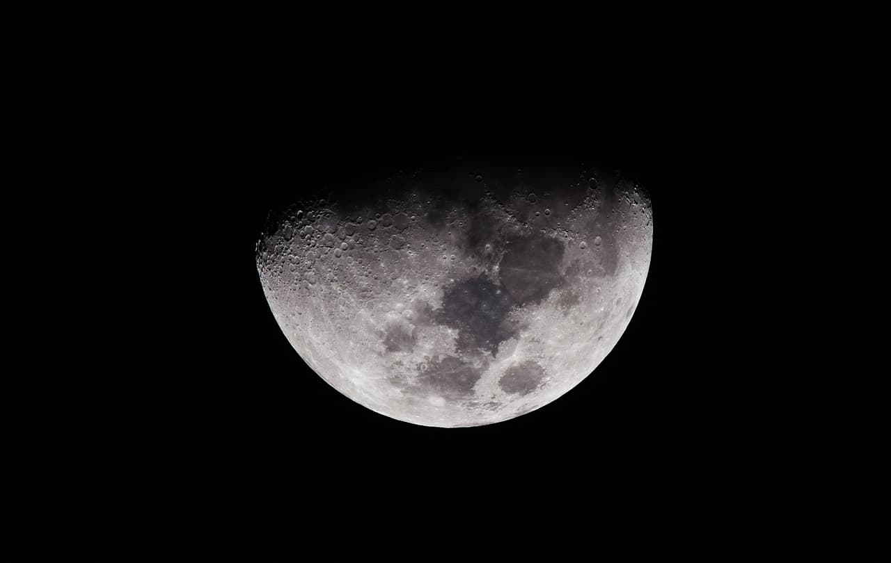 Tu regente, la Luna, comienza y termina el mes transitando por el signo de Acuario que es del elemento aire.