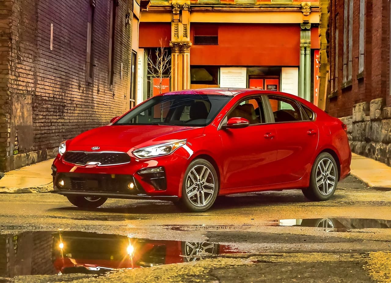 <h3 class="cms-H3-H3"><b>4. Kia Forte</b></h3>
<br>
<ul>
<li><b>Precio promedio de una unidad usada en noviembre 2021:</b> $18,046</li>
<li><b>Diferencia en dólares comparado a noviembre 2020:</b> $5,369</li>
<li><b>Diferencia porcentual comparado a noviembre 2020:</b> 42.4%</li>
</ul>