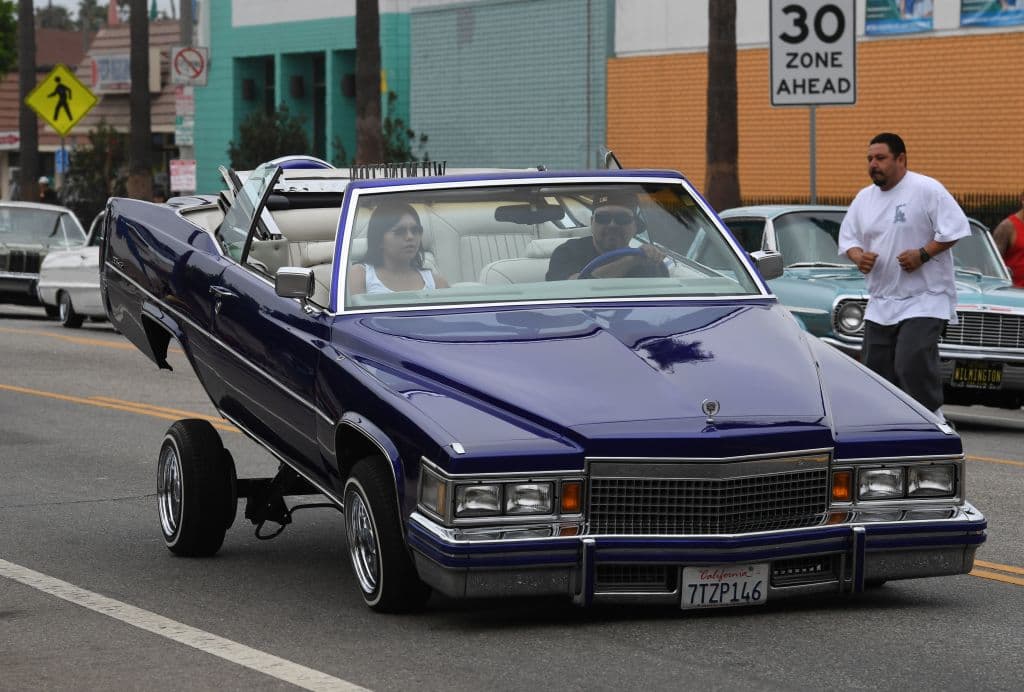 Sin embargo, con la nueva ley en vigor, se ha eliminado la restricción anterior de la altura de la carrocería de los vehículos lowrider. Esto permite que los entusiastas puedan disfrutar plenamente de su pasión y expresión artística sin temor a represalias o discriminación.