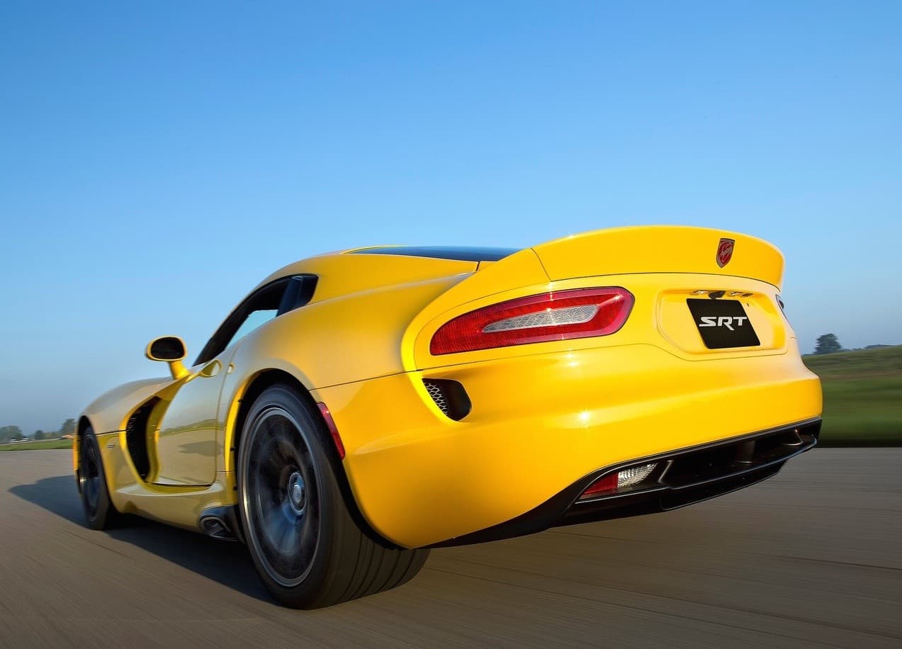 En la quinta generación del Dodge Viper el motor V10 de 8.4 litros generaba
<b>645 caballos de fuerza</b> y en su búsqueda por una mayor audiencia el equipo de diseño buscó hacerlo un auto con el que fuese
<b>más fácil convivir</b>. Fue por ese motivo que la sexta generación del Viper fue la única equipada con control de estabilidad.
<br>
<br>No habrá una sexta generacón del Dodge Viper . . . a menos que alguien vuelva a cambiar de opinión.
