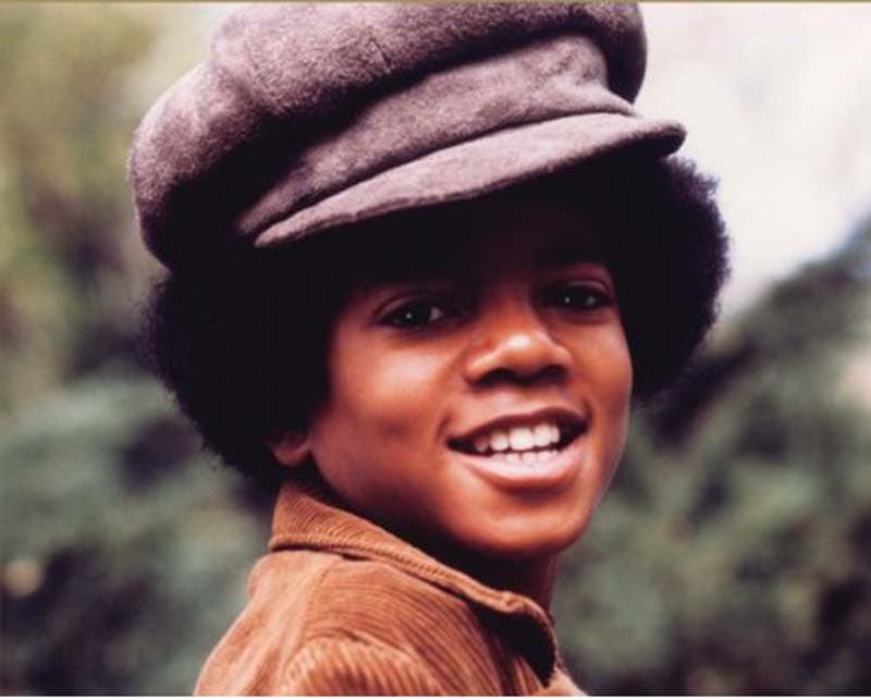 Y cerramos con un famoso que transformó tanto su físico que quedó irreconocible: Michael Jackson.