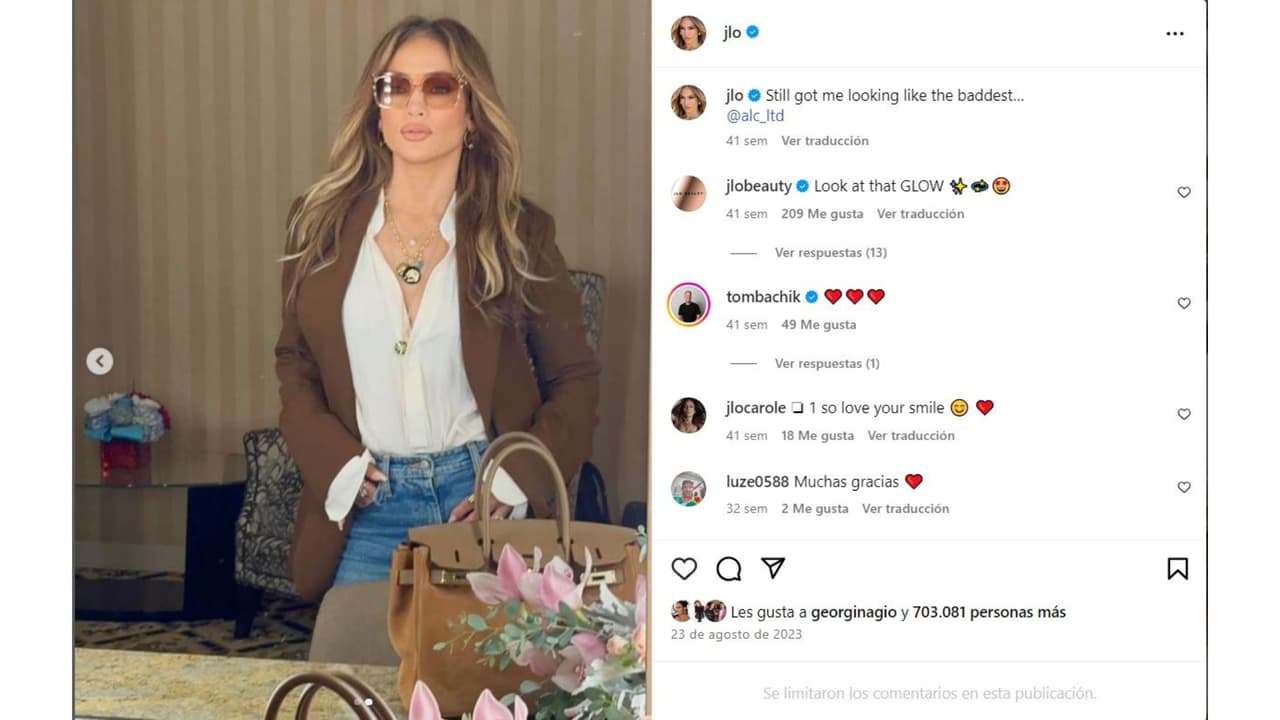 Jennifer López usando jeans