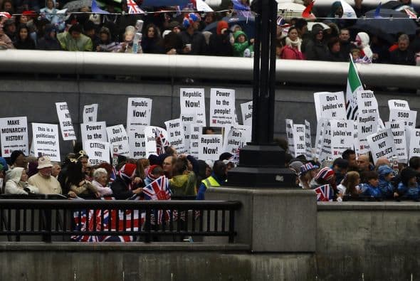 1,000 MANIFESTANTES- Cerca de mil activistas anti-monárquicos alzaron su voz en el Tower Bridg de Londres para protestar contra la celebración del Jubileo y toda la monarquía.