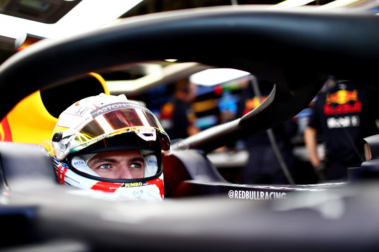 Charles Leclerc logró los mejores tiempos en las dos primeras sesiones libres en Azerbaiyán y en amboas estuvo seguido por su compañero de Ferrari Sebastian Vettel. Sergio 'Checo' Pérez no pasó del puesto 13 y la jornada contó con un incidente a 12 minutos de haber comenzado por una alcantarilla floja.