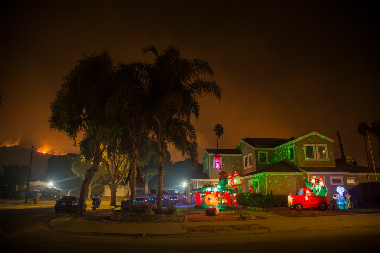 Más de 18,000 viviendas están en peligro de ser arrasadas por las llamas de un incendio que ya ha destruido casi 800 edificaciones.