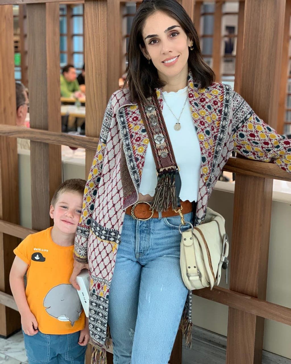 "Te conviertes en una persona mucho más vulnerable, más sensible, más dependiente. Entonces, 
<b><a href="https://www.univision.com/shows/la-banda/asi-lucio-sandra-echeverria-a-unos-dias-de-dar-a-luz-fotos">es maravilloso (ser madre)</a></b>", apuntó.