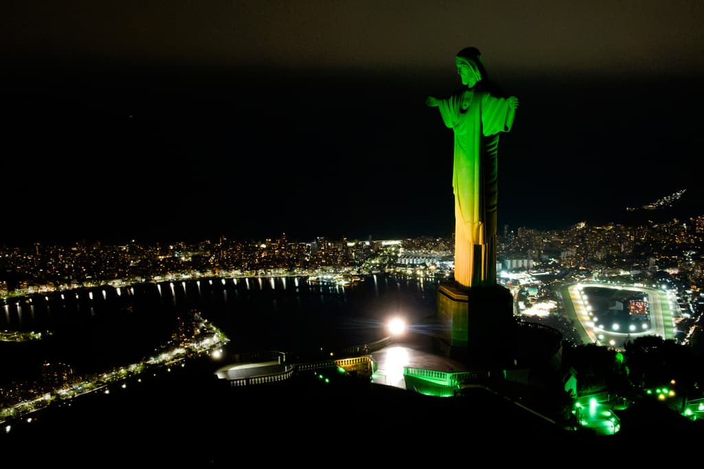 El monumento del Cristo Redentor se ilumina con los colores nacionales de Brasil