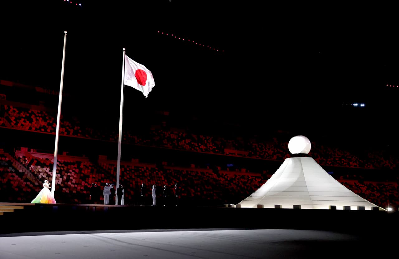 La bandera de Japón luce espectacular en el estadio Olímpico de Tokyo mientras se entonaba el himno nipón.