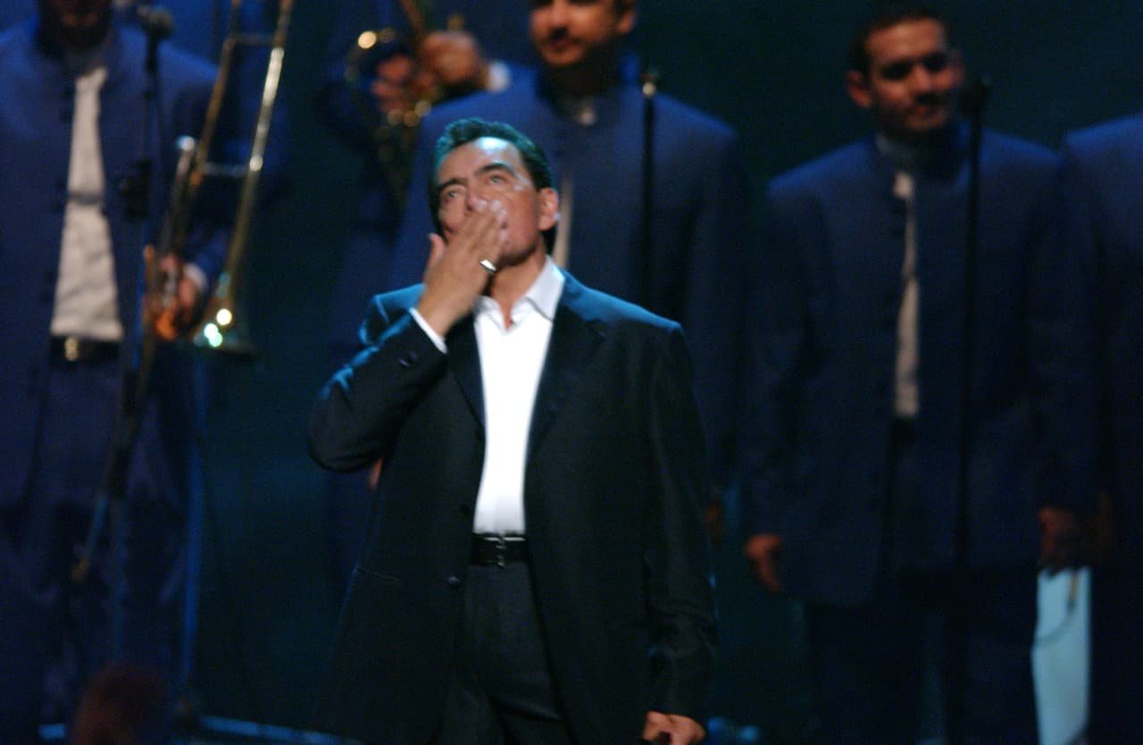 Por ejemplo, cuando 
<b>Joan Sebastian</b> estaba todavía con vida tenía a 400 trabajadores cuidando de su rancho en Teacalco, Guerrero y desde que falleció, tan solo ha habido 20 empleados para mantener la propiedad en estado aceptable.