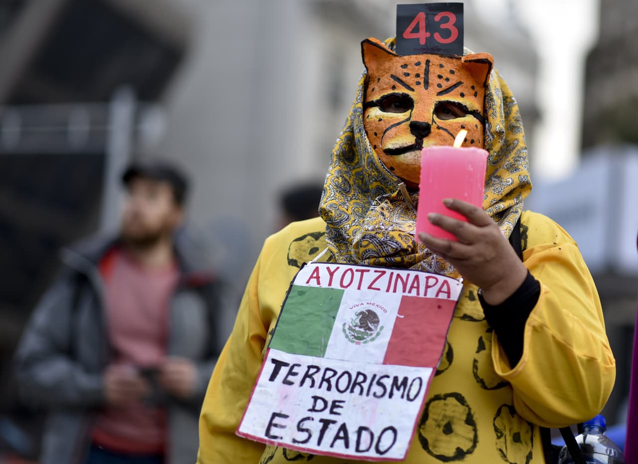 Un profesor de educación física está detenido desde hace 3 meses por el caso Ayotzinapa "por error"