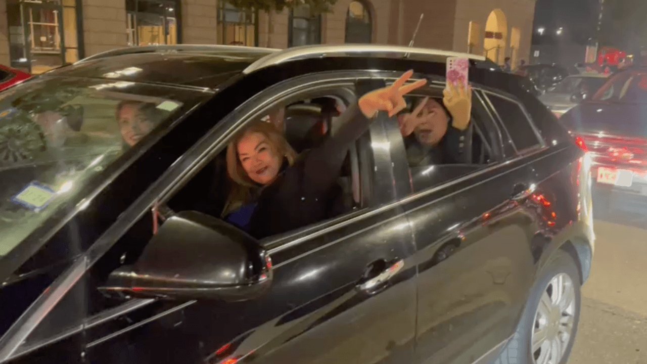 En las filas de los vehículos, los paseantes también aprovechaban para unirse a las celebraciones.