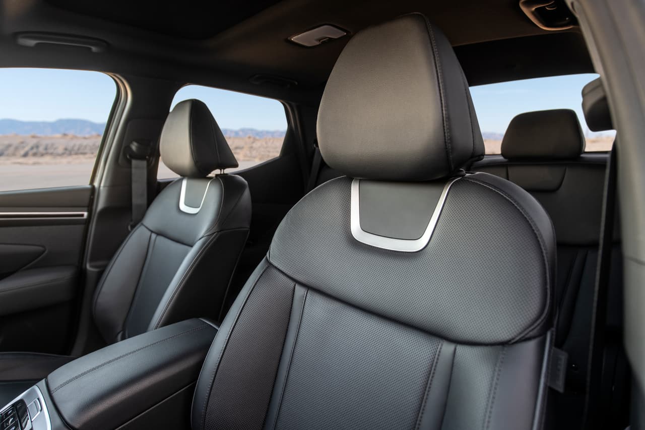 <b>Interior</b>
<br>
<br>Por dentro, Hyundai aplica el mismo tratamiento que ya hemos visto en sus otros modelos para lograr un habitáculo funcional y cómodo, a pesar de no incorporar materiales de la más alta calidad.