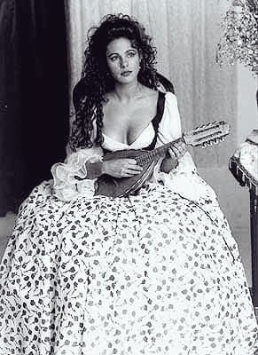 Además usaba prominentes escotes que resaltaban sus atributos.