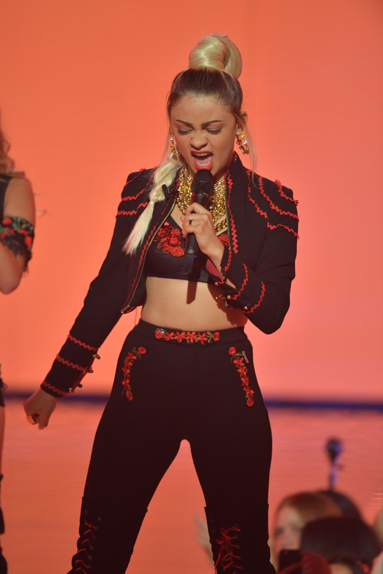 Danelly y su nuevo look la hacen ver como una pop star.