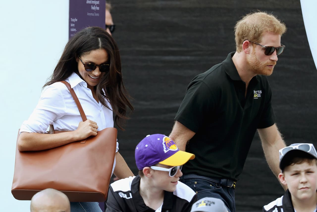 La más reciente es la que vivió tras la solicitud del príncipe Harry y su esposa Meghan Markle de
<b><a href="https://www.univision.com/shows/noticiero-univision/la-reina-isabel-ii-acepta-un-periodo-de-transicion-para-la-independencia-financiera-del-principe-harry-y-meghan-markle-video" target="_blank"> independizarse económicamente</a></b> de la corona británica.