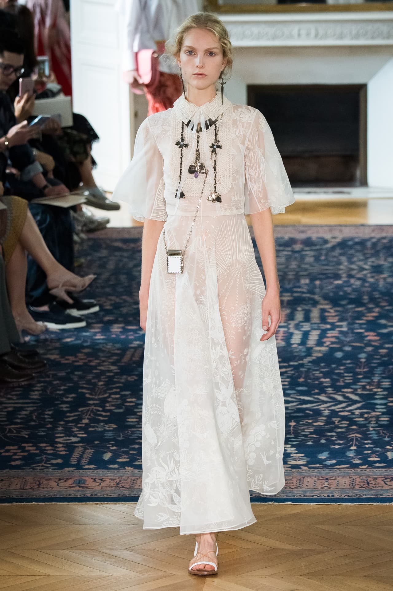 Parecen más que bolsas, unos lujosos estuches de labial o una versión muy sofisticada de esos monederos de abuela que nos recuerdan esa costumbre de enrollar todo en una miniscula cartera de cuero que hasta el día de hoy no sabemos cómo no perdían.