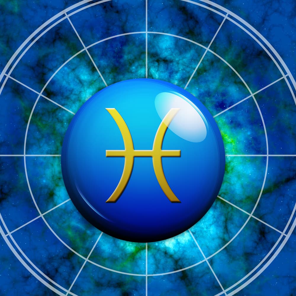 Piscis es un signo de agua y se comunica con su entorno principalmente por medio de sus sentimientos. El elemento agua representa el mundo de las emociones insondables, desde pasiones compulsivas y temores irracionales hasta sentimientos de compasión y amor universales. Destaca por su intuición y sabe que tiene que protegerse de influencias ajenas para poder tener acceso a las dimensiones más profundas de su ser.