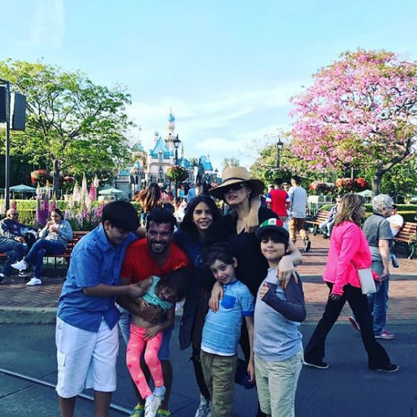 Cuando sus actividades se lo permiten, 
<b><a href="https://www.univision.com/temas/ana-barbara">Ana Bárbara</a></b> se los lleva de vacaciones, como en este viaje que hicieron a California hace algunos años.