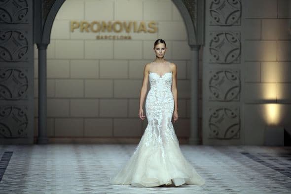 Sin duda los encajes, escotes y las transparencias engalanaron la pasarela de la moda en Barcelona, inspirarte en estos modelos para marcar tendencia en este año es la opción.