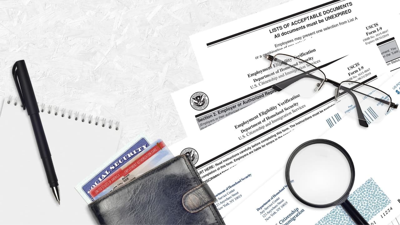 Si presenta la solicitud por correo, envíe el formulario firmado y el pago (giro postal, cheque personal o cheque de caja a nombre del Departamento de Seguridad Nacional de EE. UU., o un formulario de autorización de tarjeta de crédito). Vuelva a verificar la dirección a la que debe enviarlo, que varía según el lugar donde se encuentre: envíelo al lugar equivocado y su caso puede retrasarse. Algunos otros
<a href="https://www.uscis.gov/forms/filing-guidance/form-filing-tips" target="_blank">consejos de USCIS</a>:
<b>Escriba con tinta negra</b>; si comete un error,
<b> comience de nuevo con un nuevo formulario</b>; y
<b>no olvide firmar</b>, o USCIS rechazará su solicitud.