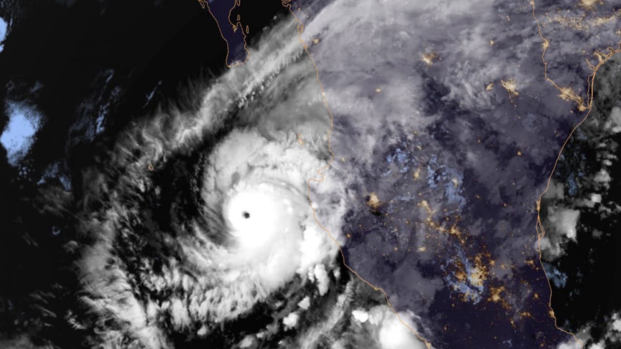 Willa toca tierra como huracán de categoría 3 en Sinaloa, México