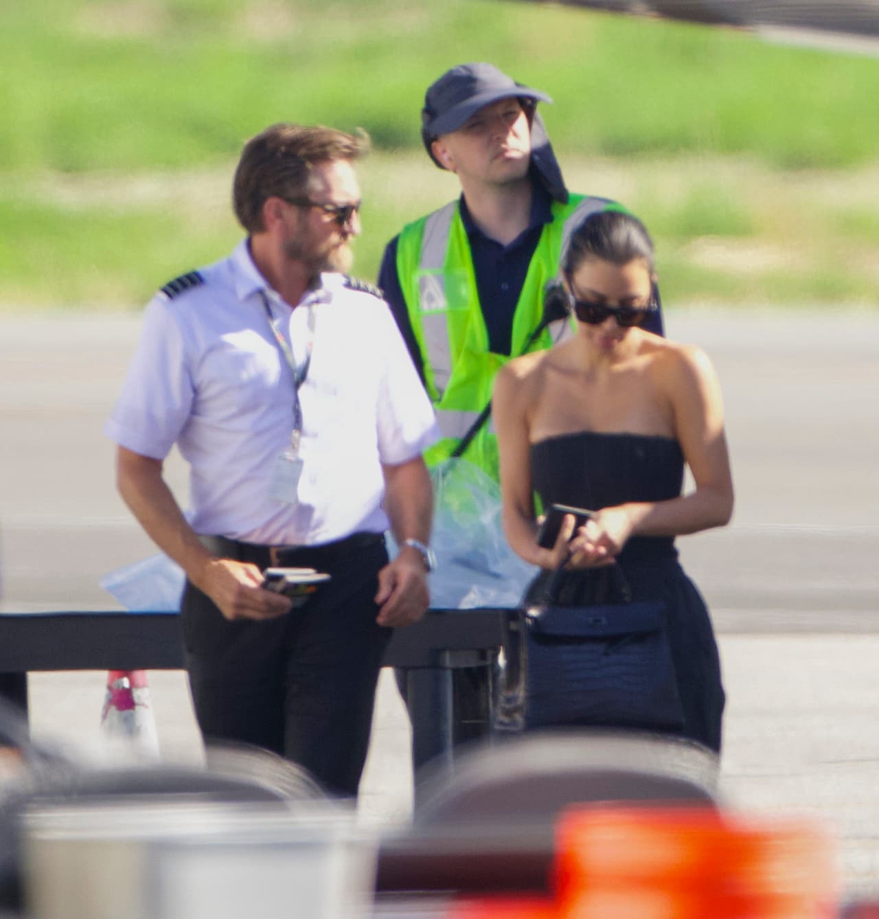 Al igual que 
<a href="https://www.univision.com/famosos/kim-kardashian-hija-north-west-reglas-tiktok">su hija, Kim Kardashian</a> vestía relajada en un ‘look total black’, con un corsé, unos pantalones holgados y chanclas. 
<br>