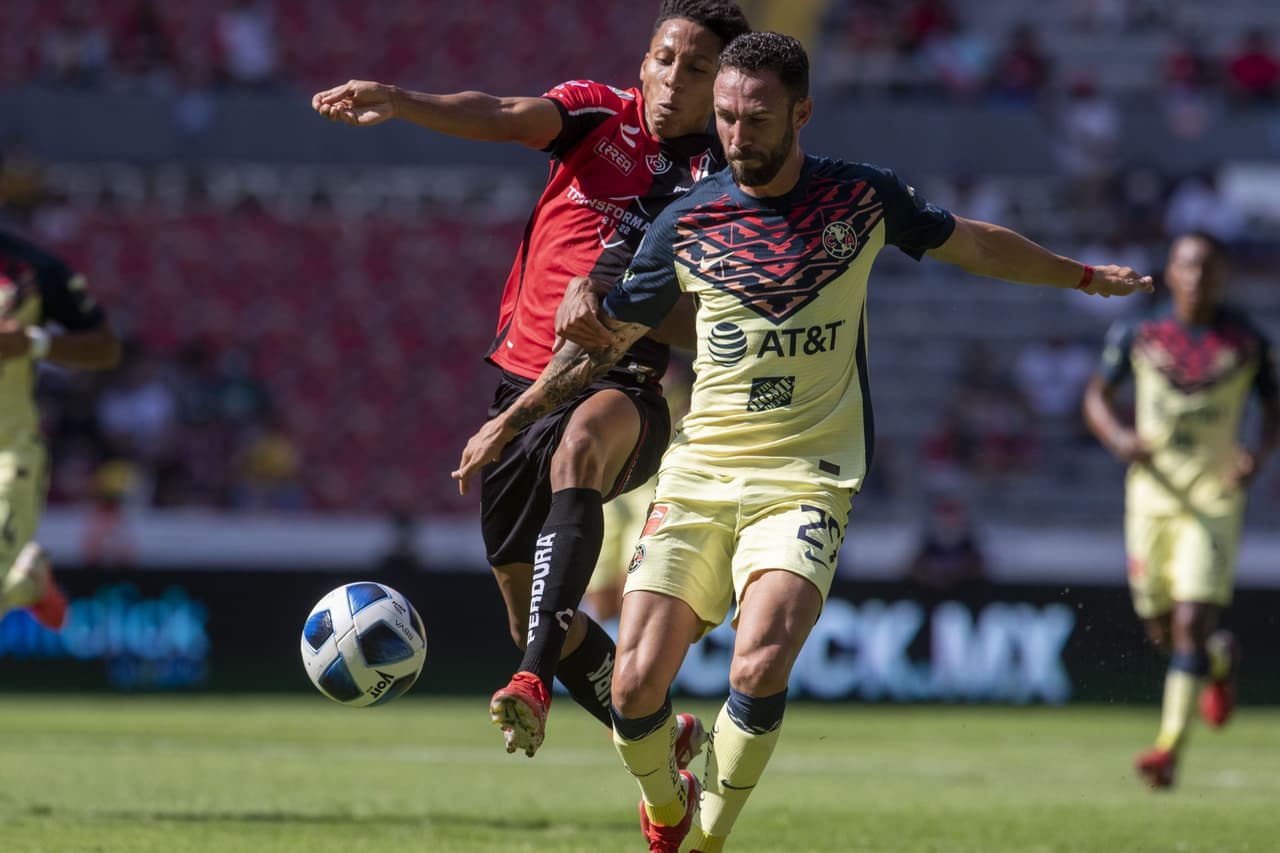 Con gol de Sebastián Córdova las Águilas del América se impusieron al Atlas que no supo aprovechar tener un hombre más en el segundo tiempo.