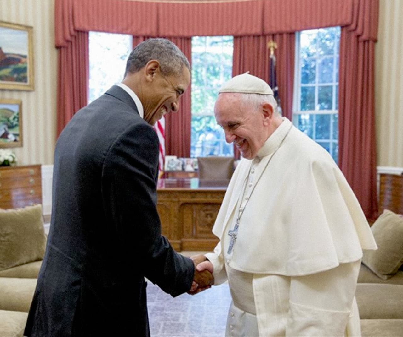 <b>“Admiración Mutua, 2016”.</b> Con esta corta frase el Fotógrafo Pete Souza acompaña la fotografía que publicó en su cuenta de Instagram,
<b><a href="http://www.univision.com/noticias/politica/las-fotos-de-la-familia-trump-con-el-papa-francisco-en-el-vaticano-fotos">el mismo día del encuentro del Sumo Pontífice con el presidente Donald Trump</a>. </b>
<br>