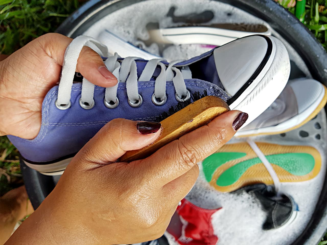 Hace lucir como nuevos tus tenis: devuelve el blanco a la goma de los tenis que se vuelve amarilla o adquiere marcas negras por el uso. Mezcla pasta dental y agua a partes iguales y aplica en la zona. Luego enjuaga y listo, quedarán relucientes.