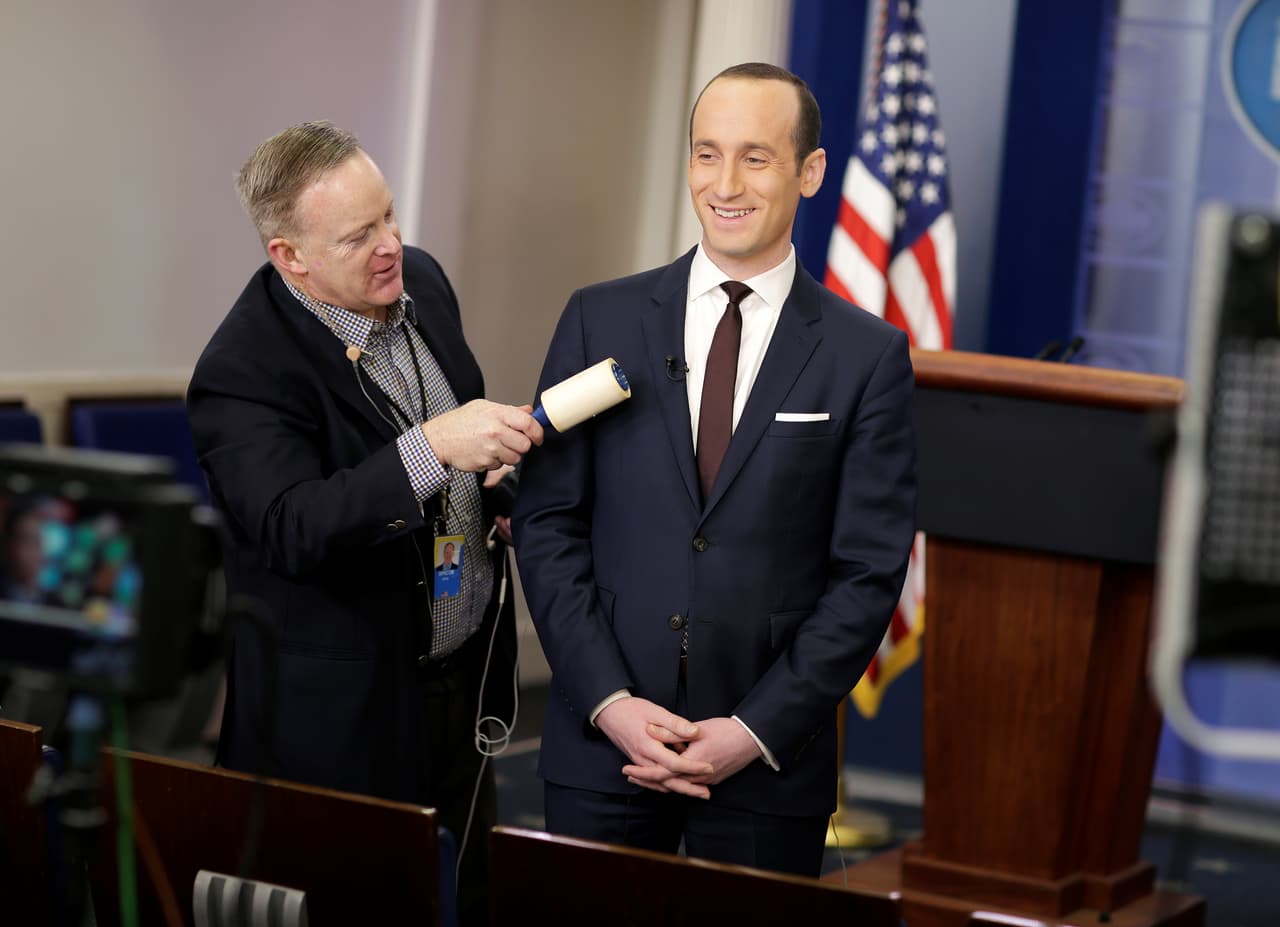 <b>Arreglo temporal.</b> El entonces secretario de prensa de la Casa Blanca, Sean Spicer, limpia la chaqueta Stephen Miller, asesor del presidente. Spicer renunció el 21 de julio luego de 181 días en el equipo de gobierno. Dimitió tras indicarle a Trump su desacuerdo con la designación del banquero de Nueva York Anthony 
<a href="https://www.univision.com/noticias/politica/los-diez-vertiginosos-dias-de-anthony-scaramucci-en-la-caotica-casa-blanca" target="_blank">Scaramucci como nuevo director de comunicaciones, quien luego también renunció luego de apenas 10 días en su puesto</a>.