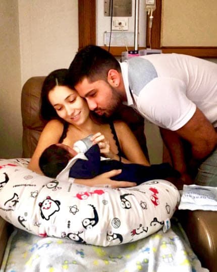 Para acompañar este mensaje, el vocalista del Binomio de oro publicó esta fotografía, una de las pocas que tiene junto a su esposa y su bebé porque ella murió tan solo unos días después de dar a luz.