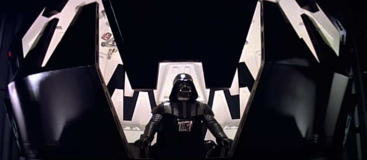 En su escena debut llega a la Death Star para supervisar su construcción y es recibido por todo un batallón de los temibles stormtroopers.