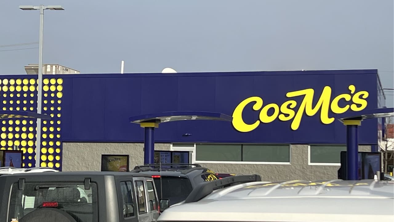 <h3 class="cms-H3-H3">¿Qué pasará con las bebidas? </h3>
<br>La buena noticia es que
<b>algunas bebidas populares de CosMc’s podrían volver pronto. </b>McDonald’s ya anunció que
<b>probará algunos de estos productos en restaurantes seleccionados en Estados Unidos.</b> Es decir, si extrañas el frapé de churro, puede que lo veas en tu McDonald’s más cercano más adelante este año. Además, McDonald’s formará
<b> un equipo especializado en bebidas para crear nuevas opciones sin necesidad de abrir una cadena separada.</b>