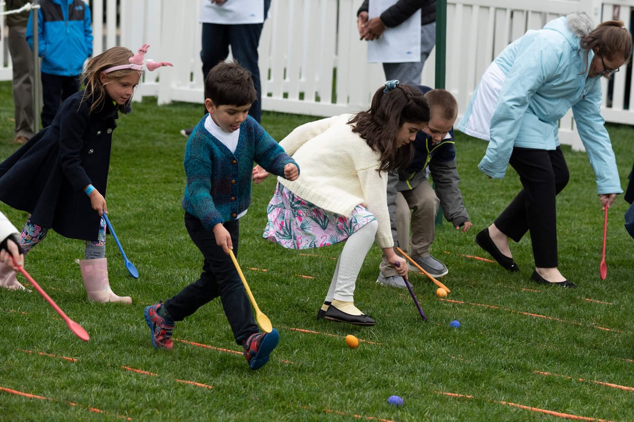 Los niños participan en el tradicional juego. Joe y Jill Biden, pese a los cielos que amenazaban con llover, animaron el primer Easter Egg Roll de la Casa Blanca desde antes de que en 2020 comenzara la pandemia de coronavirus.