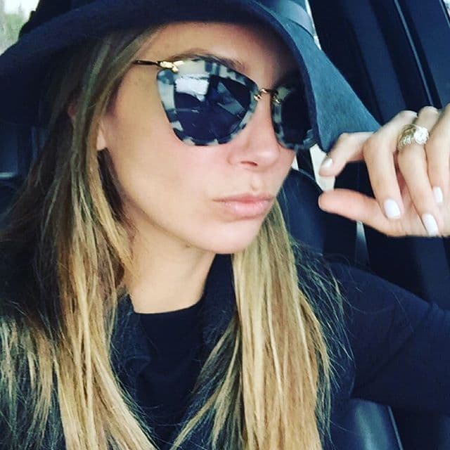 "Sí, es una
<a href="https://www.univision.com/entretenimiento/elizabeth-gutierrez-y-william-levy-ella-vuelve-a-usar-su-anillo-de-compromiso">sortija de matrimonio muy bonita</a>. Es un anillo con
<b> 30 diamantes montados en oro blanco de 18 quilates, y un diamante de tres</b>, que es simplemente espectacular", confirmó Igar Haimov a TVyNovelas, quien es el dueño de la joyería donde el cubano compró el anillo.
<br>