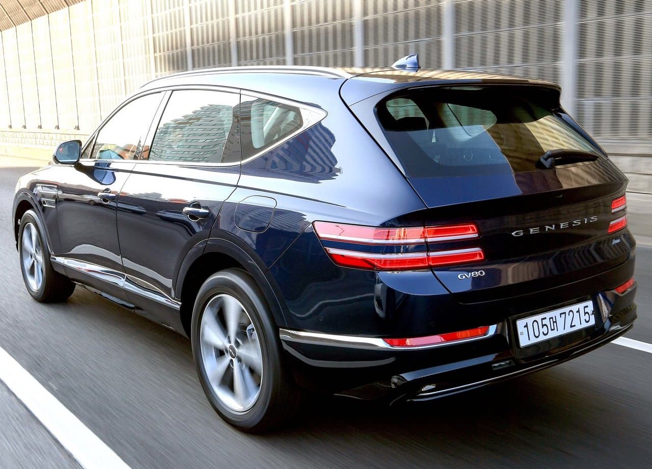 Según Genesis, los propietarios de la GV80 nunca tendrán que pisar un concesionario tras llevar a cabo la compra, pues todas la unidades incluyen el servicio de valet programado para cuando sea necesario realizar alguna reparación o mantenimiento.
<br>
<br>La ‘V’ en la nomenclatura de este nuevo modelo hace referencia a la versatilidad que ofrece.