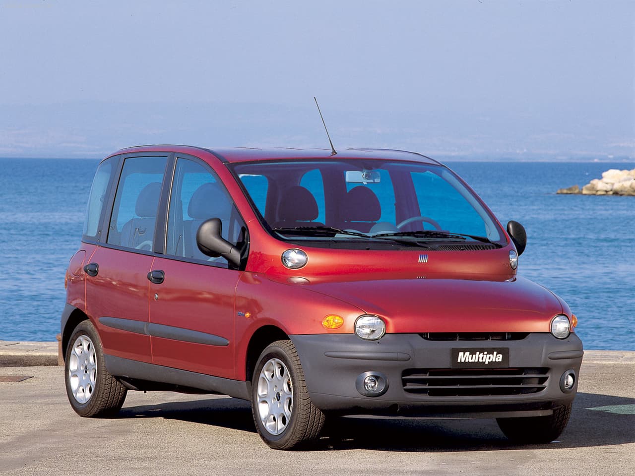 13. 
<b>Fiat Multipla 1998-2008</b>: Una imagen vale más que mil palabras. No hay manera de poder reivindicar el diseño de la pobre Multipla. Aunque no era un automóvil necesariamente malo 
<b>nunca pudo superar la tragedia que fue su diseño</b>. Si una lección dejó el Fiat Multipla es que en materia de diseño automotriz la forma no siempre debe estar supeditada a la función.