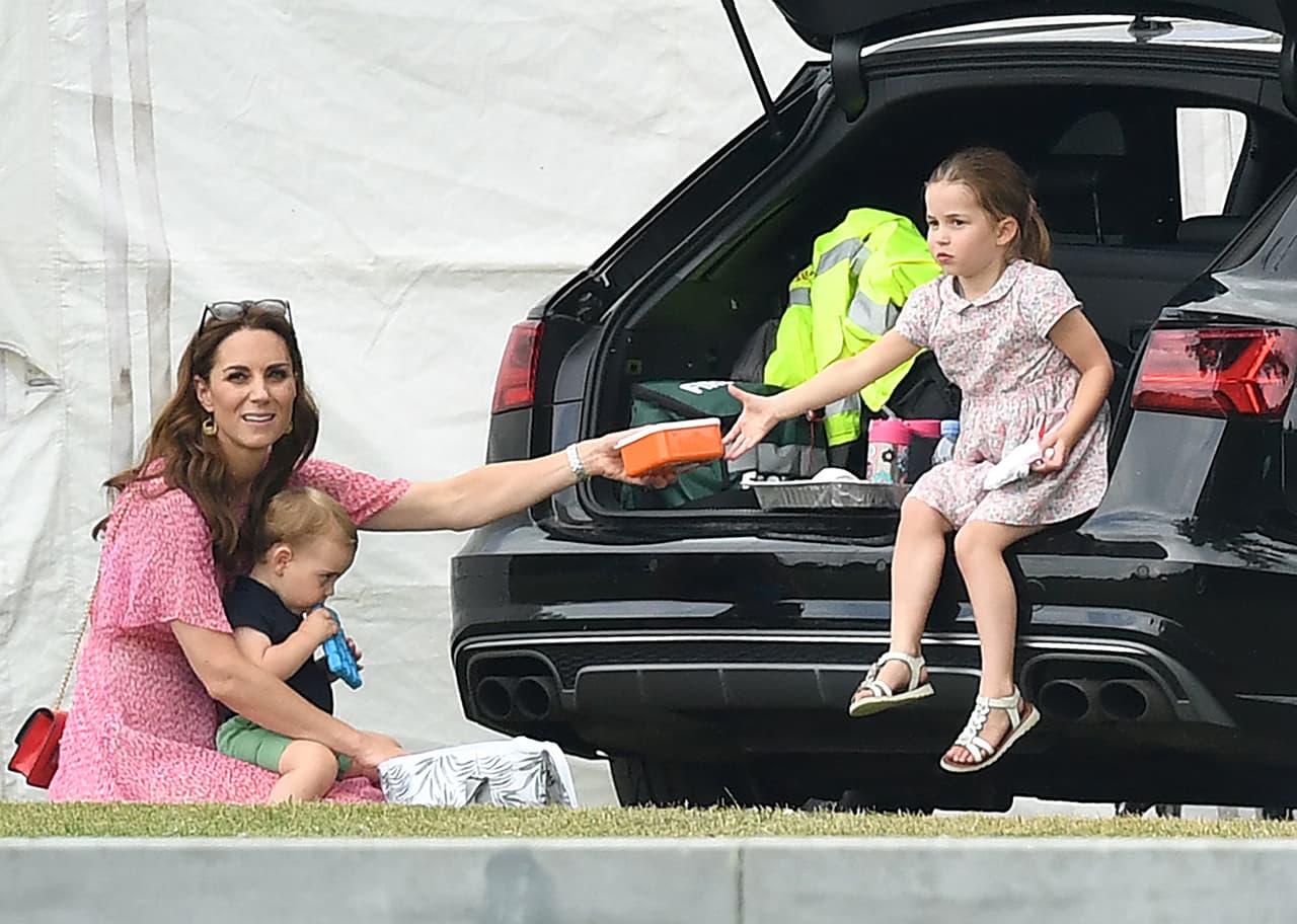 Kate se sentó en la hierba y alimentó al príncipe Louis mientras la princesa Charlotte también disfrutaba del improvisado pícnic.