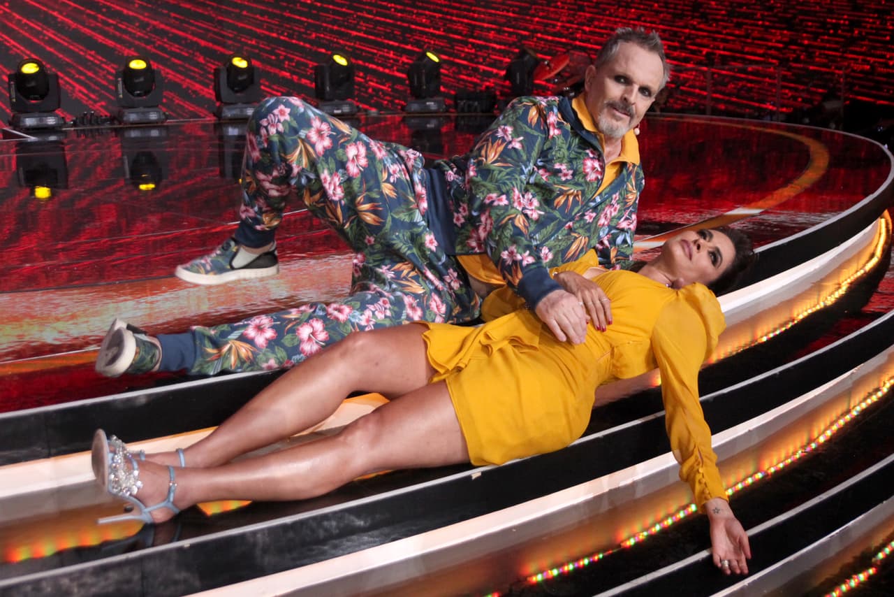 Como podemos ver en esta foto, esta vez fue Miguel quien coincidió con Galilea Montijo, pues los dos llegaron usando color amarillo en sus atuendos.