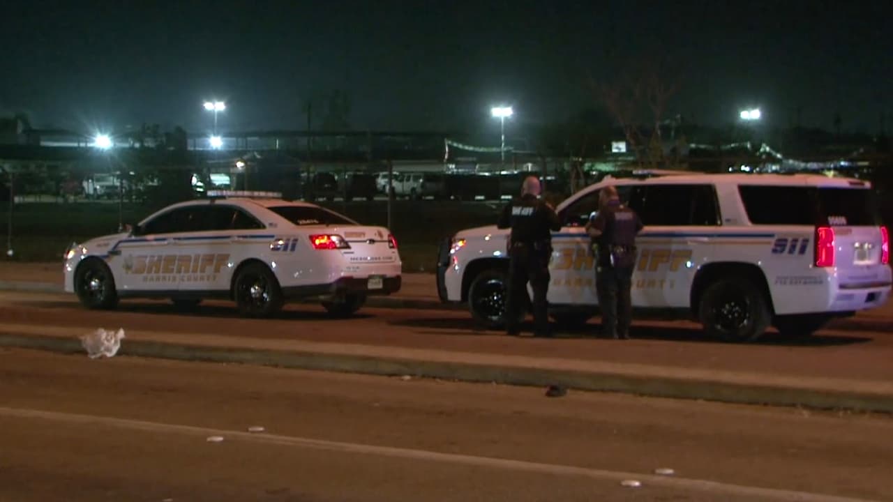 El impacto hizo que la Kia Sedona se fuera hacia el separador vial donde golpeó a la víctima que estaba parada en el lugar.