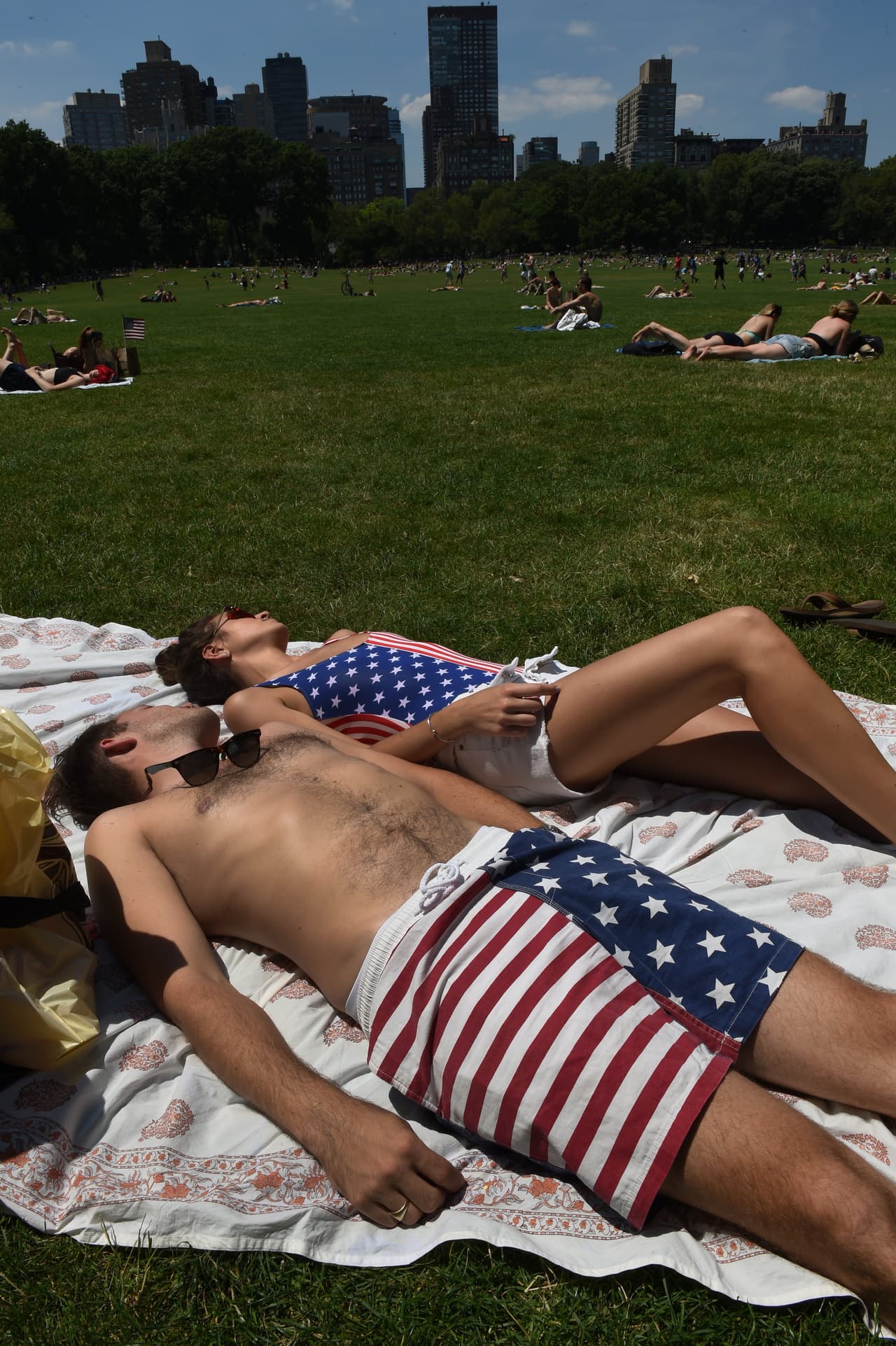 Una pareja en Central Park, en Nueva York celebran tomando el sol.