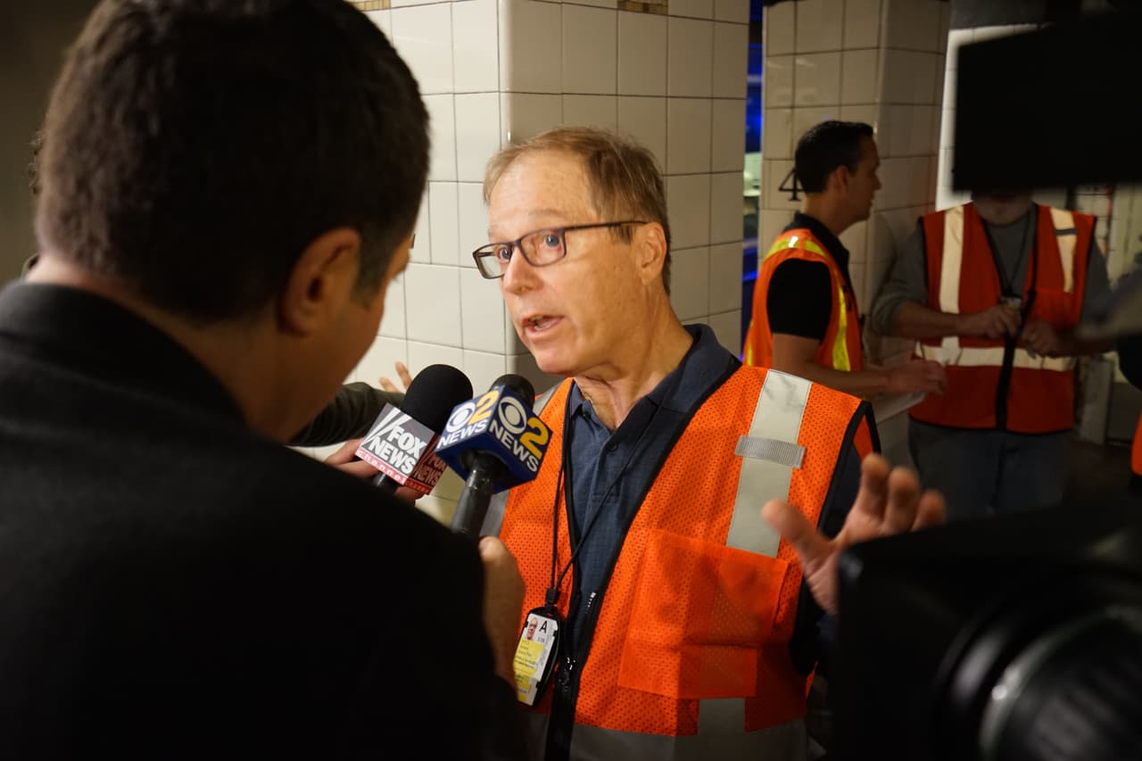 El doctor Donald Bansleben habla con la prensa.