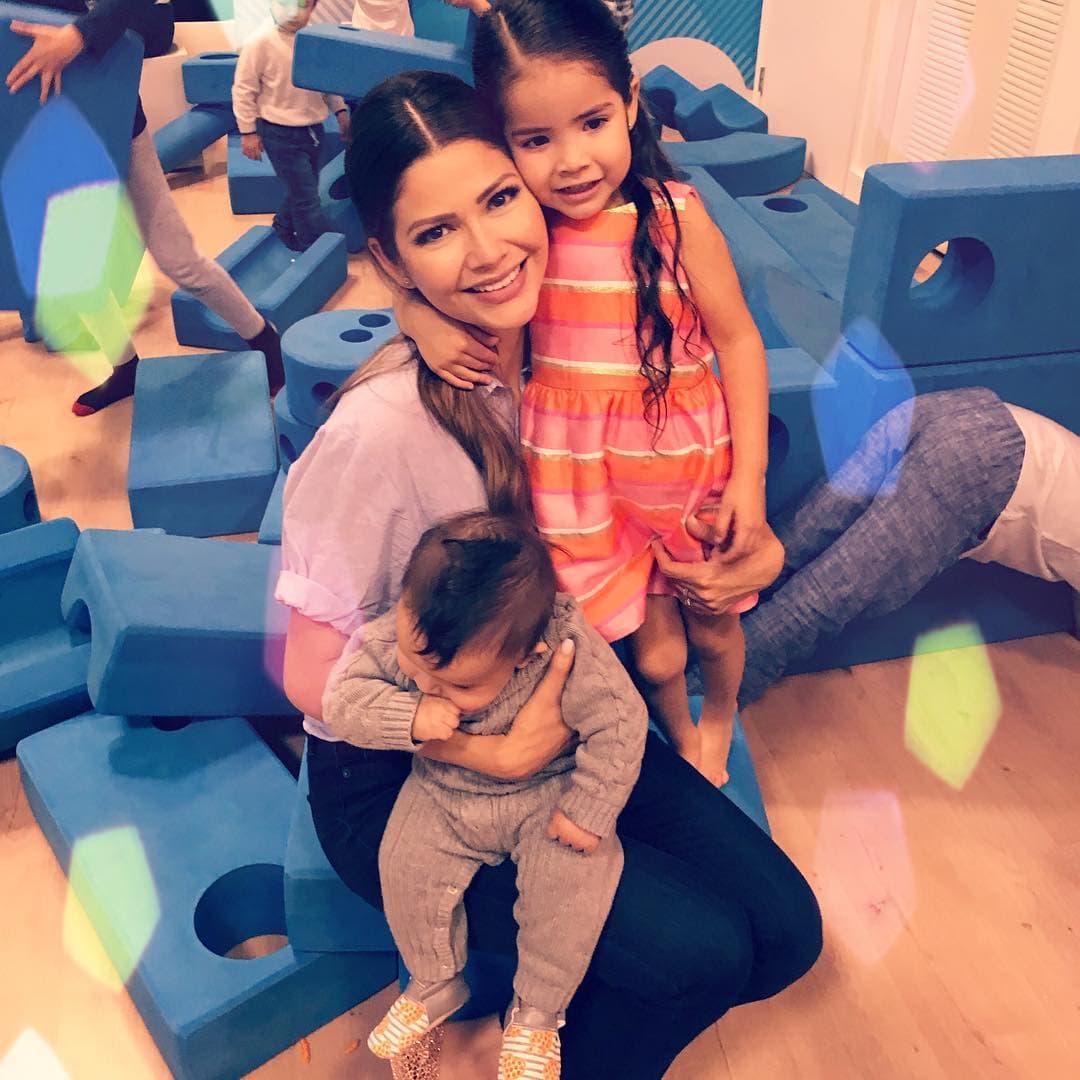 Aunque Ana Patricia madruga a diario para conducir Despierta América, siempre deja una reserva de energía para llevar a sus hijos a fiestas de cumpleaños o disfrutar con ellos actividades recreativas.
<br>