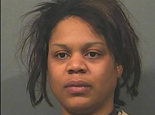 Madre que dejó solos a los niños que murieron en incendio de Indiana es acusada de negligencia