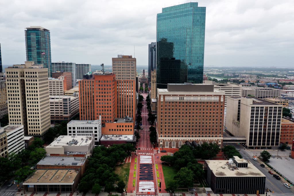 <b>Forth Worth, Texas</b>, es una ciudad interior en Texas que se encuentra entre las que tienen las tasas de hundimiento más rápidas halladas en el estudio. La ciudad tiene un hundimiento promedio ponderado por área que excede los 4 mm por año, afectando a casi toda la ciudad, similar a Dallas, ciudad vecina. 
<br>
<br>Más del 70% de su superficie afectada se hunde a una tasa superior a 3 mm por año, con y la extracción de agua subterránea es un impulsor significativo.
<br>
<br>Es otra de las ciudades estudiadas con más de un millón de residentes expuestos al hundimiento y, además, tiene una de las proporciones más altas de edificios en zonas de riesgo, con 1 de cada 143.