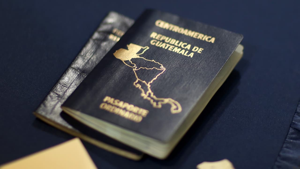 Falta de pasaportes deja en situación muy vulnerable a guatemaltecos en EEUU